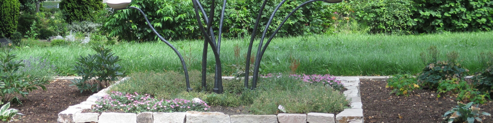 Grabgestaltung "Steinod" (2017) von Steinmetz Henner Gräf. Auf den Steinen sind die Namen der Verstorbenen eingraviert, die in dieser ökologischen Grabanlage bestattet wurden.