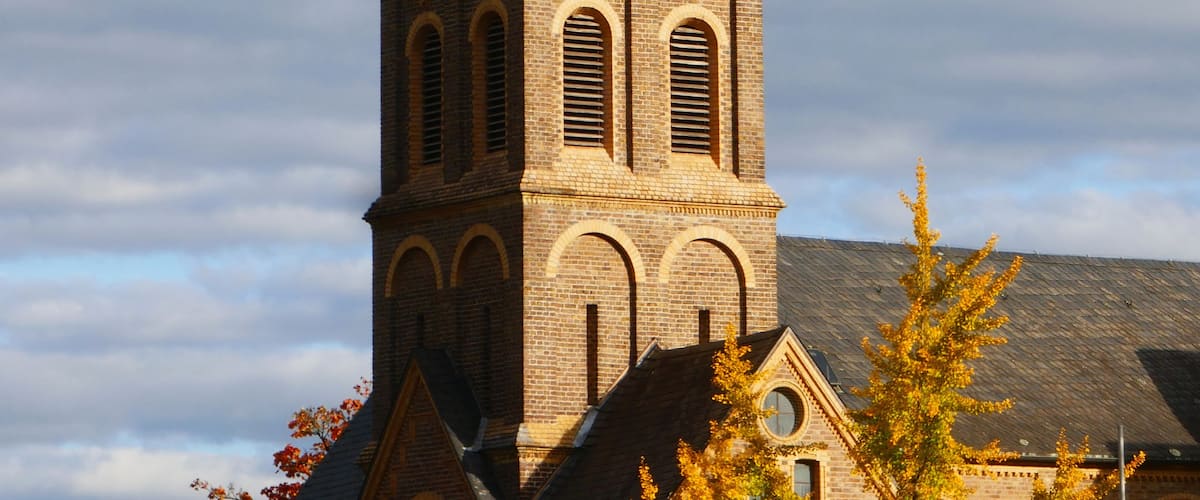 Eine Kirche mit einem hohen Kirchturm und einer Uhr.