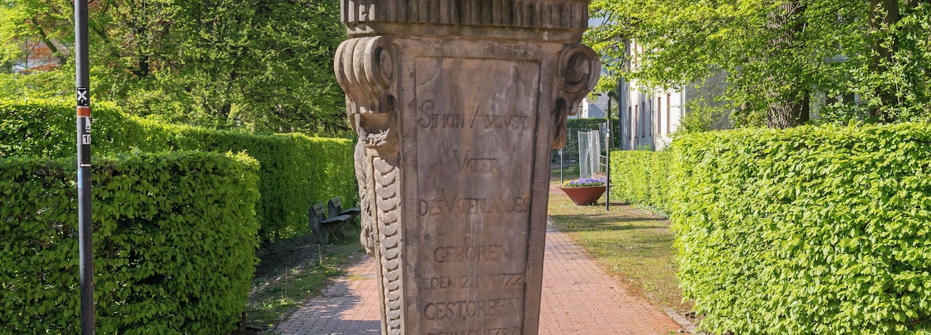 Denkmal für Graf Simon August zur Lippe, aufgestellt im Kurpark Bad Meinberg
