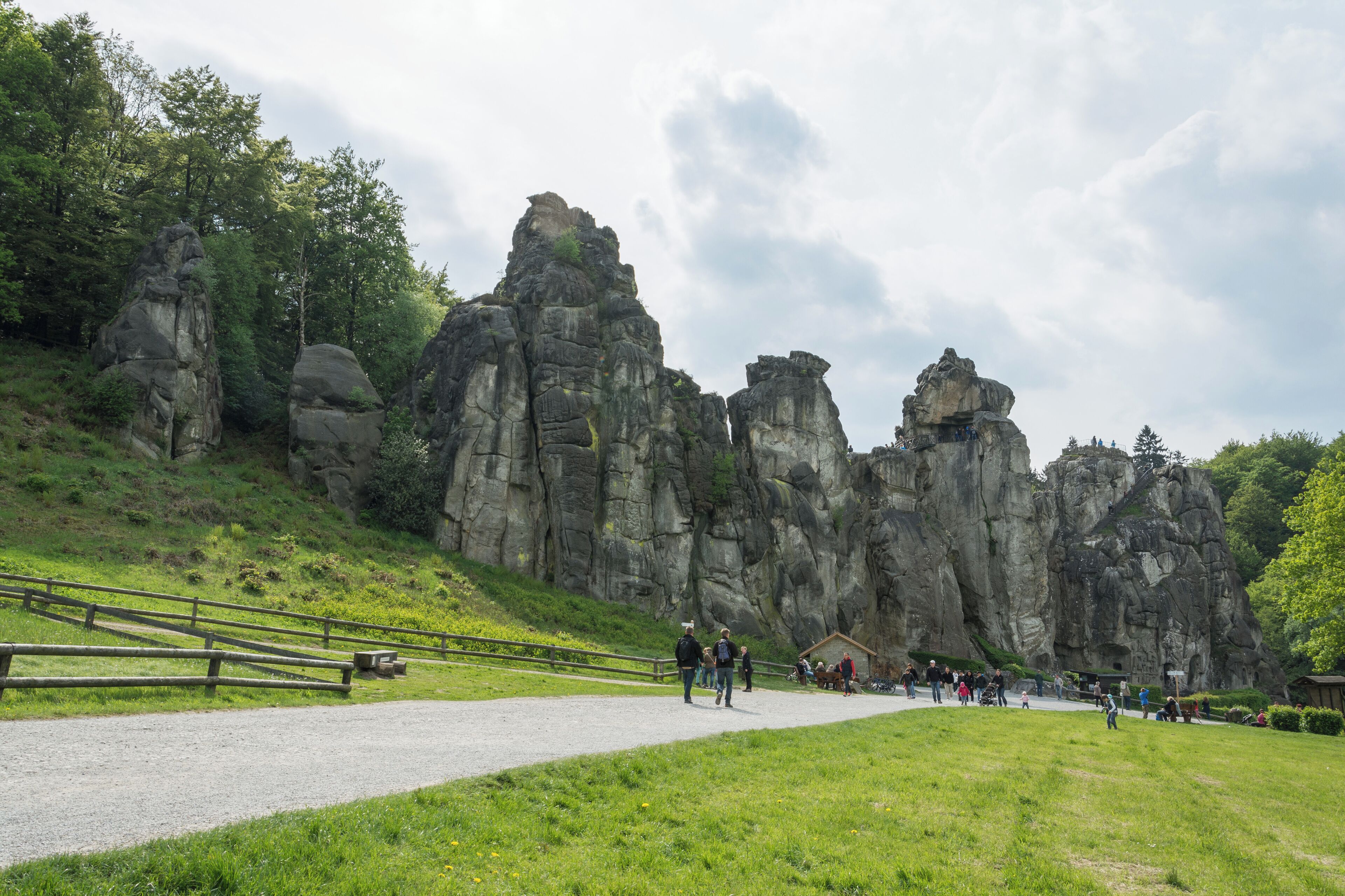 Blick auf die gesamten Externsteine aus Südosten