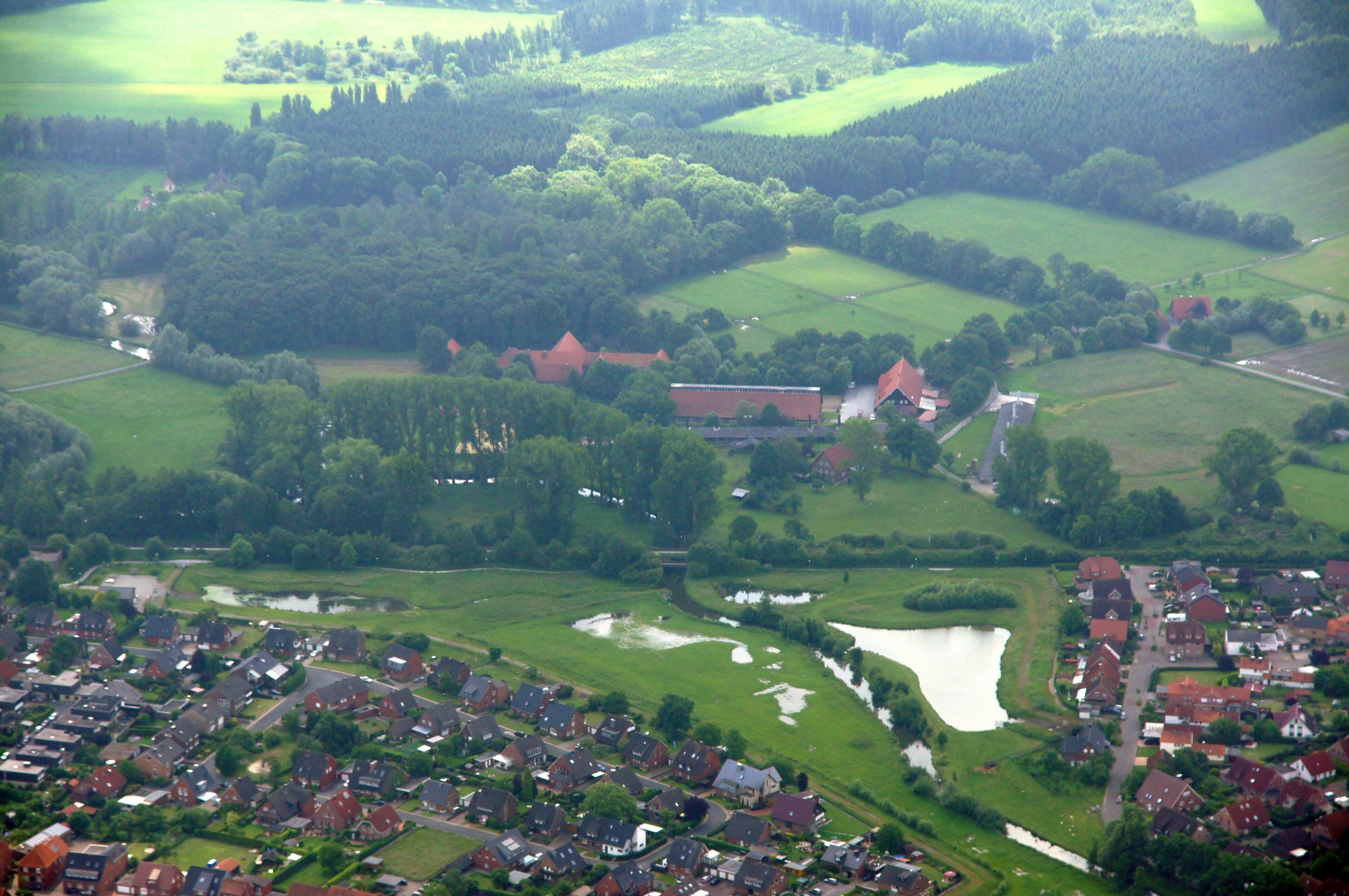 Gestüt Eulenhof, Dülmen, Kreis Coesfeld, NRW. Das Bild entstand während des Münsterland-Fotoflugs am 1. Juni 2014. Hinweis: Die Aufnahme wurde aus dem Flugzeug durch eine Glasscheibe hindurch fotografiert.