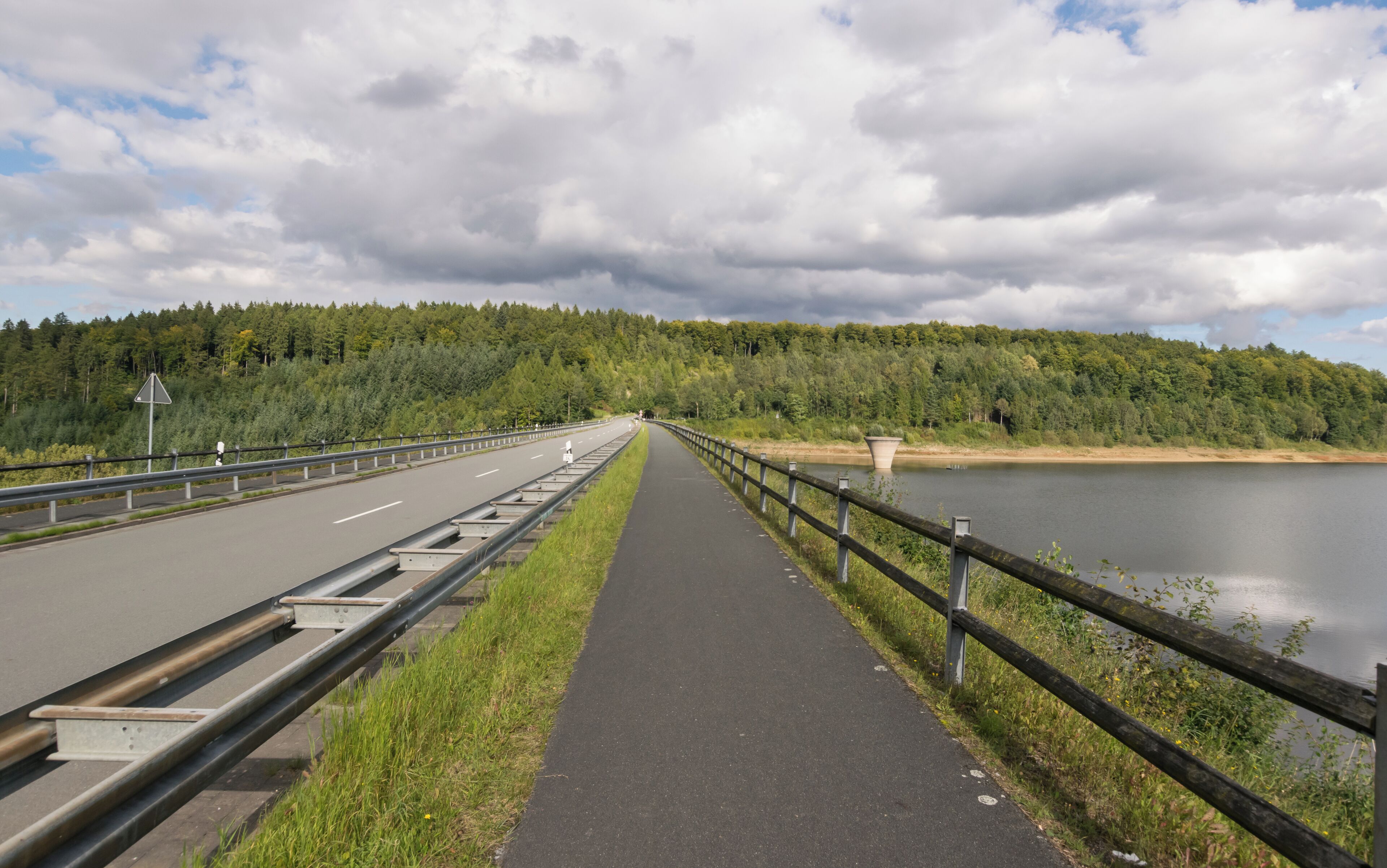 Aabachstausee in Bad Wünnenberg im LSG Büren-Wünnenberger Wälder; vordere Staumauer