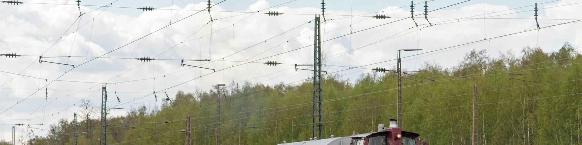 Een bijzondere samenstelling van de DB V60 1184, een verblijfswagen en een trafowagon, rijdt Bochum-Ehrenfeld binnen. Uaai is de naam van de trafowagen, met 20 assen. In totaal zijn 5 exemplaren gebouwd door MAN Tragschnäbeln.