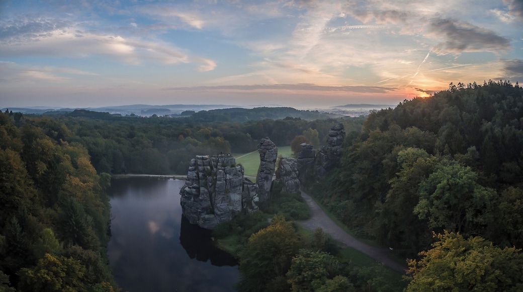 Blick auf die Externsteine aus der Luft bei Sonnenaufgang