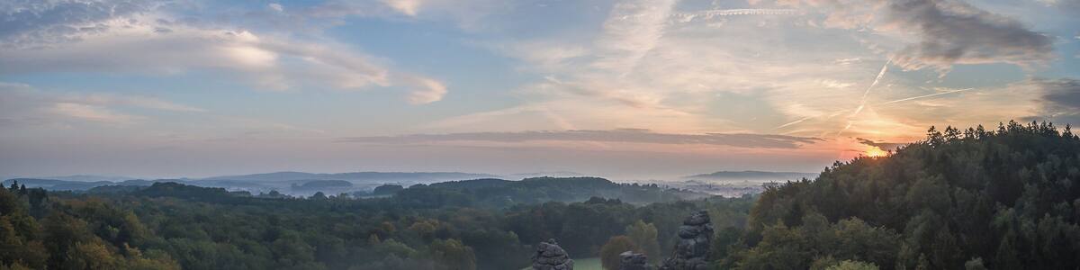 Blick auf die Externsteine aus der Luft bei Sonnenaufgang