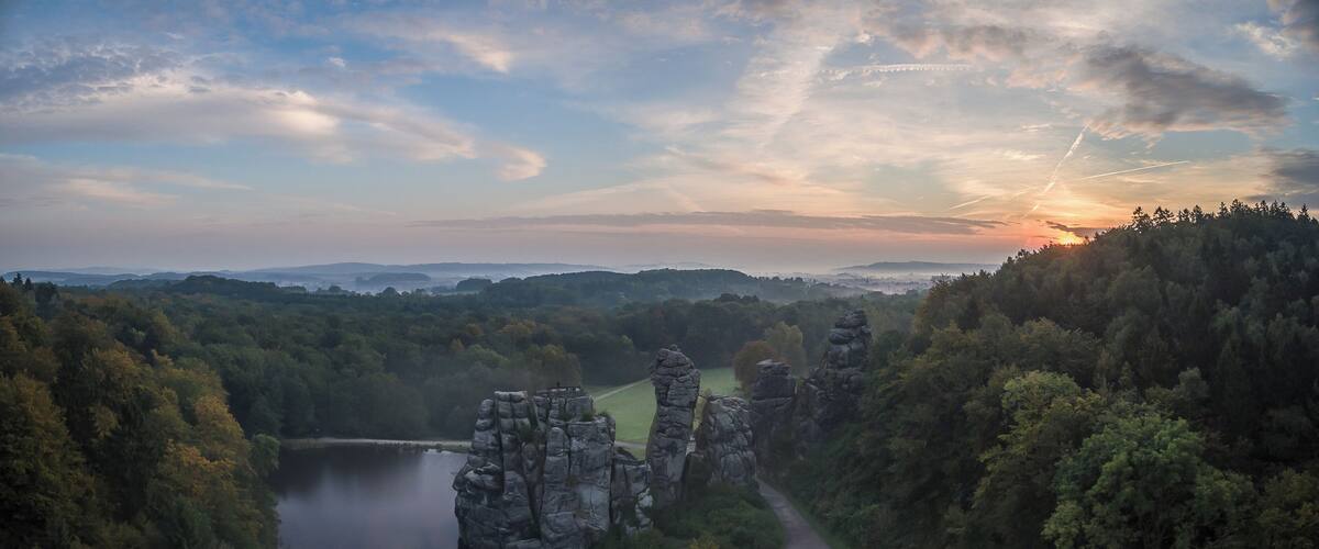 Blick auf die Externsteine aus der Luft bei Sonnenaufgang