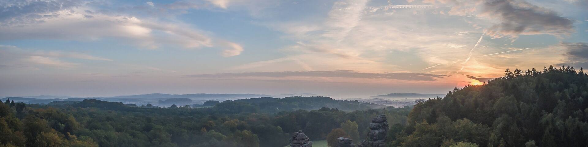 Blick auf die Externsteine aus der Luft bei Sonnenaufgang