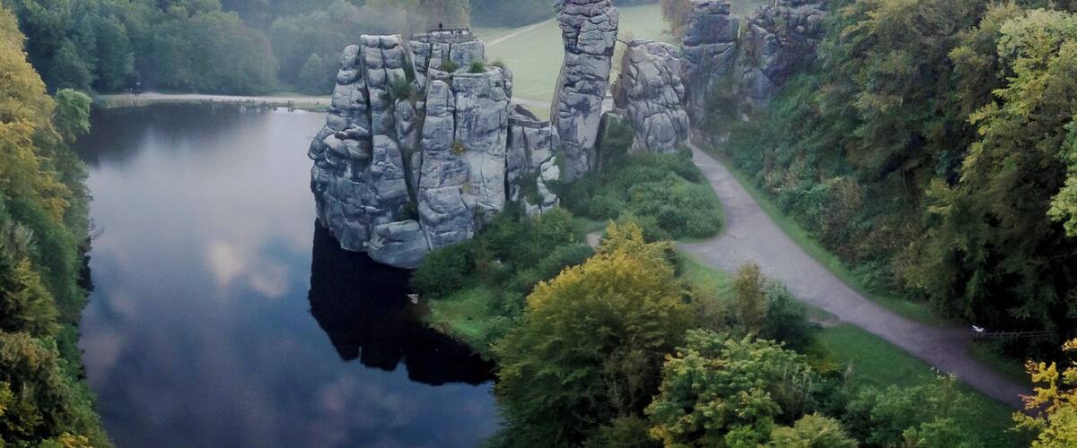 Blick auf die Externsteine aus der Luft bei Sonnenaufgang