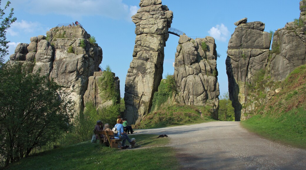 Die Externsteine im Teutoburger Wald nahe Horn-Bad Meinberg, Kreis Lippe. Blick von Südwesten.