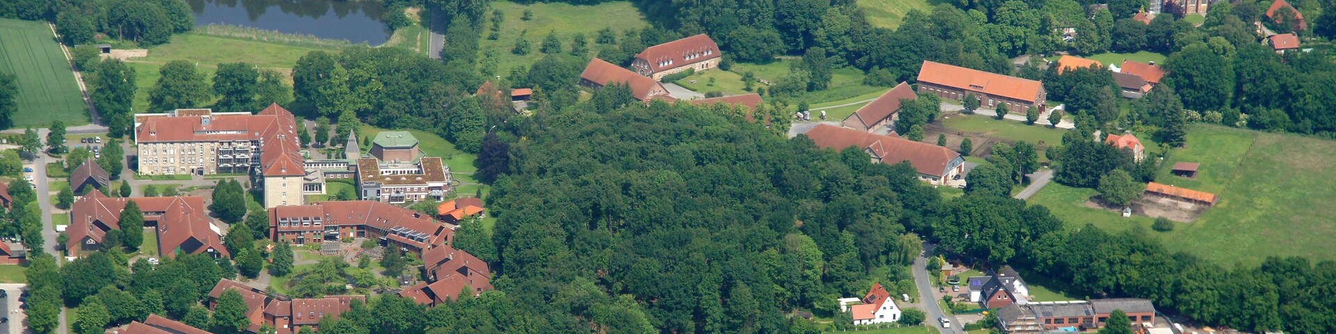 Karthaus mit St.-Jakobus-Kirche in der Bauerschaft Weddern, Kirchspiel, Dülmen, Nordrhein-Westfalen, Deutschland. Das Bild entstand während des Münsterland-Fotoflugs am 1. Juni 2014. Hinweis: Die Aufnahme wurde aus dem Flugzeug durch eine Glasscheibe hindurch fotografiert.