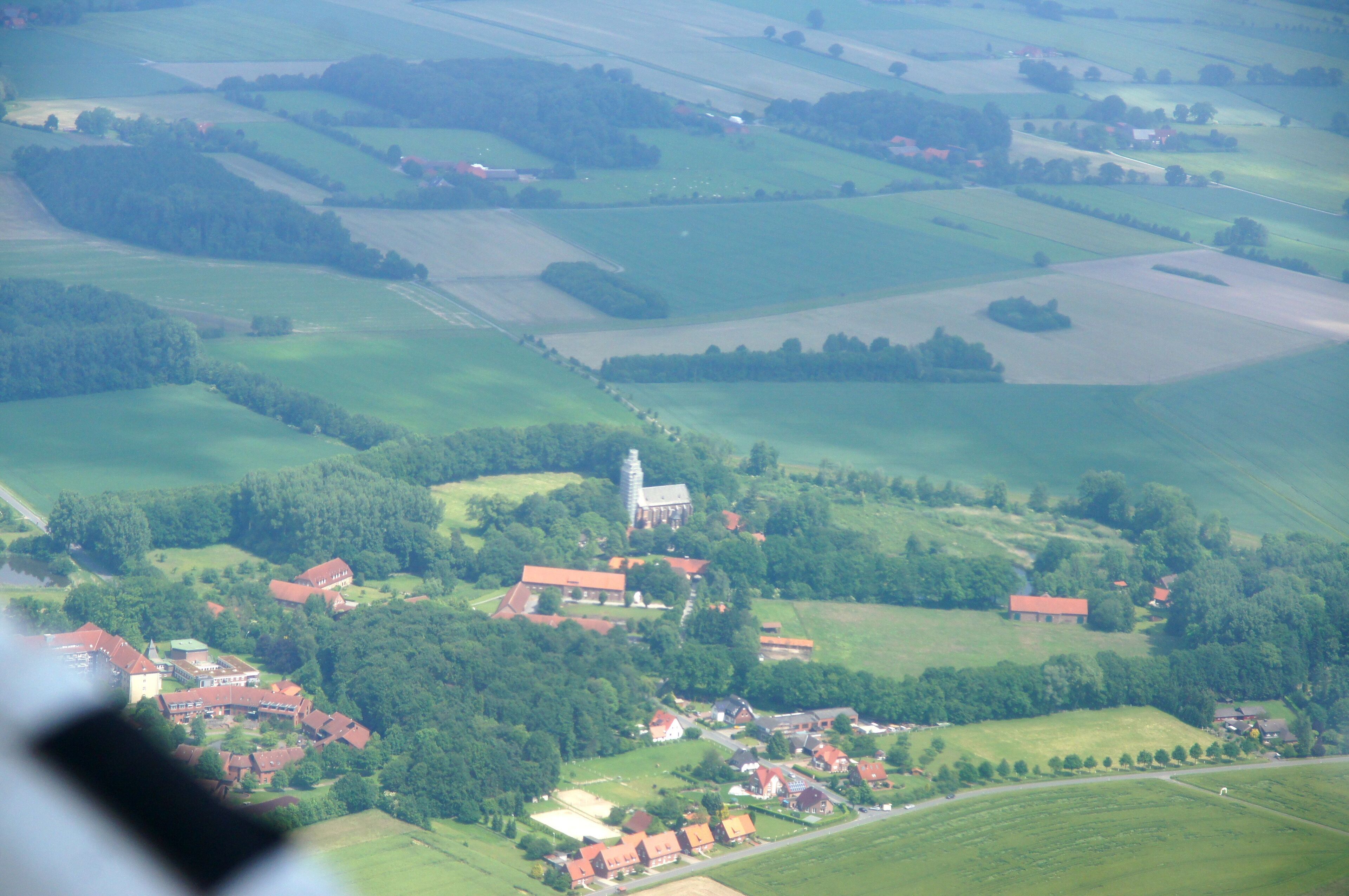 Karthaus mit St.-Jakobus-Kirche in der Bauerschaft Weddern, Kirchspiel, Dülmen, Nordrhein-Westfalen, Deutschland. Das Bild entstand während des Münsterland-Fotoflugs am 1. Juni 2014. Hinweis: Die Aufnahme wurde aus dem Flugzeug durch eine Glasscheibe hindurch fotografiert.
