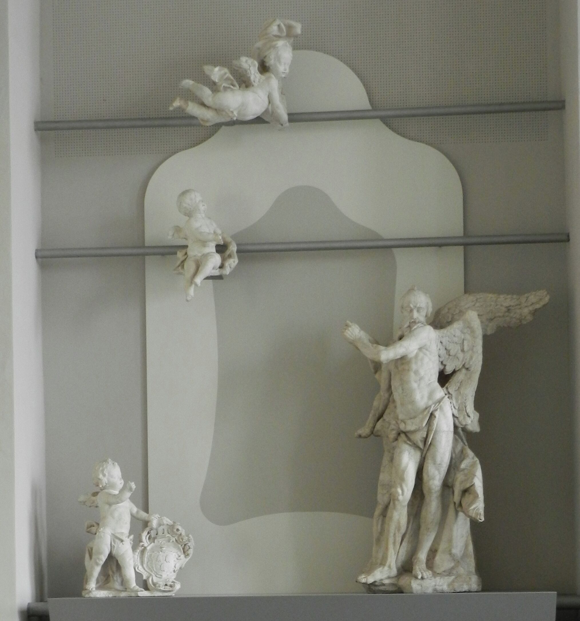 Ursprünglich stand das Epitaph in der Marktkirche Hannover. Nachdem in den fünziger Jahren des 19. Jahrhunderts eine Regotisierung stattgefunden hatte, wurden die Figuren des Epitaphs in das damalige Museum für Kunst und Wissenschaft gebracht. Heute sind sie im Landesmuseum Hannover aufgestellt. Chronos als Symbol des Todes oder der Vergänglichkeit wird von drei Putten begleitet, die Vergangenheit, Gegenwart und Zukunft verkörpern.