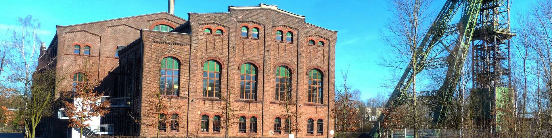 Maschienenhalle Gladbeck-Zweckel, zwei Fördergerüste und die historische Maschinenhalle