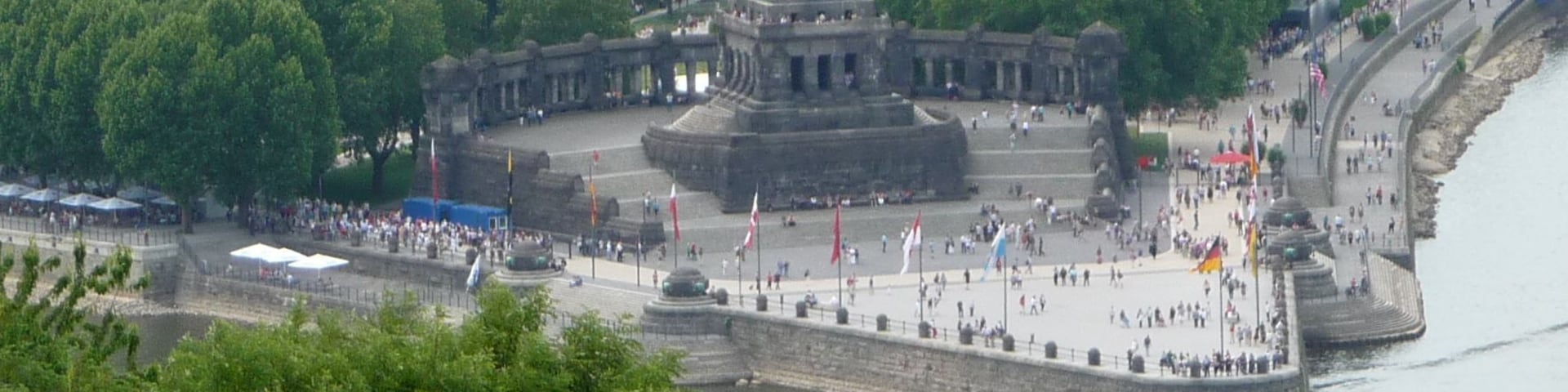 Die Künstler, die an dem Denkmal schuld sind, heißen Schmitz und Hundrieser. (Kurt Tucholsky)