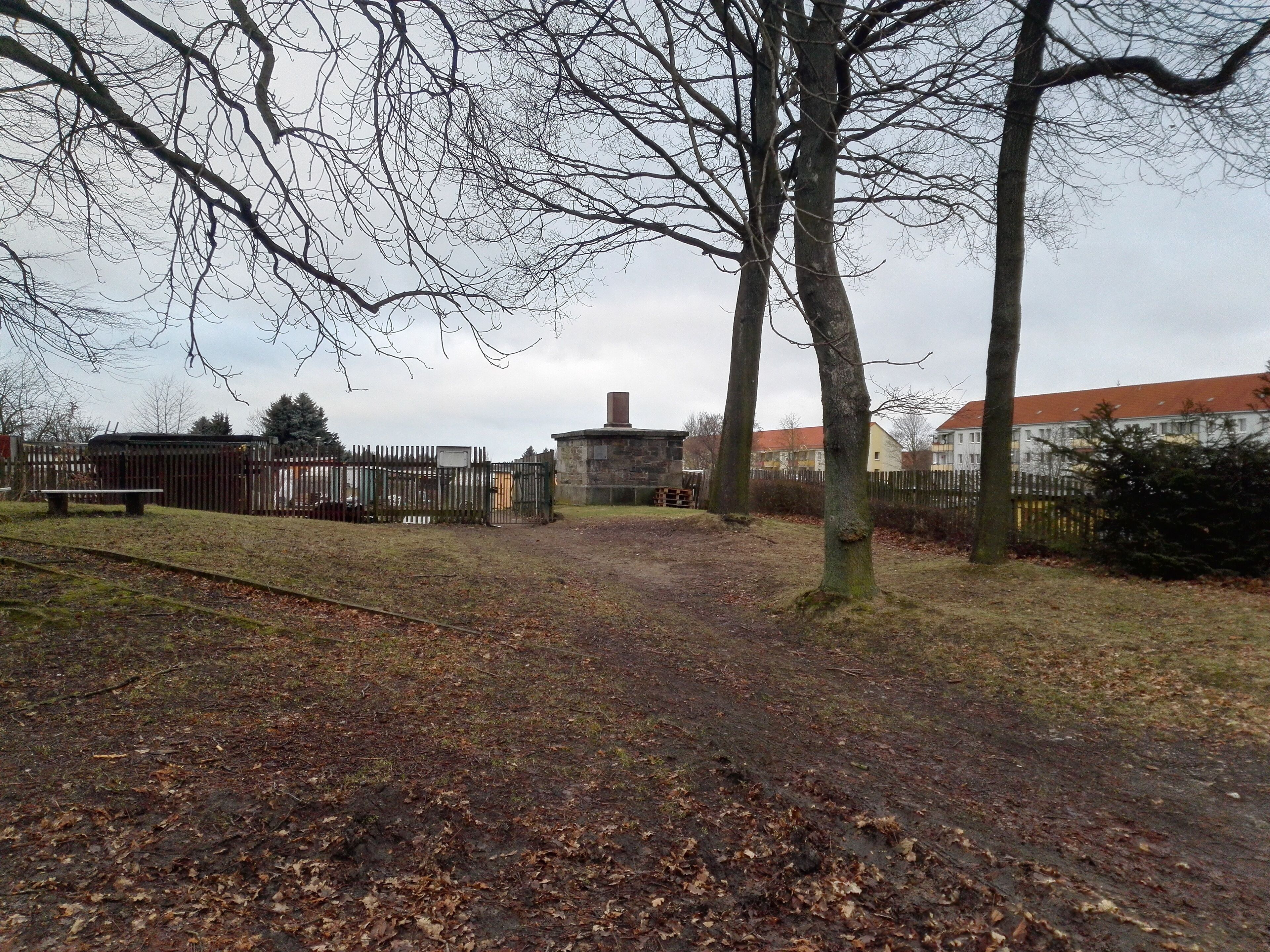 Baudenkmal Triangulationspunkt 1. Ordnung der Königlich-Sächsischen Triangulation, 464 Meter über Normalnull, errichtet 1863, Forstweg; Freiberg/Sachsen