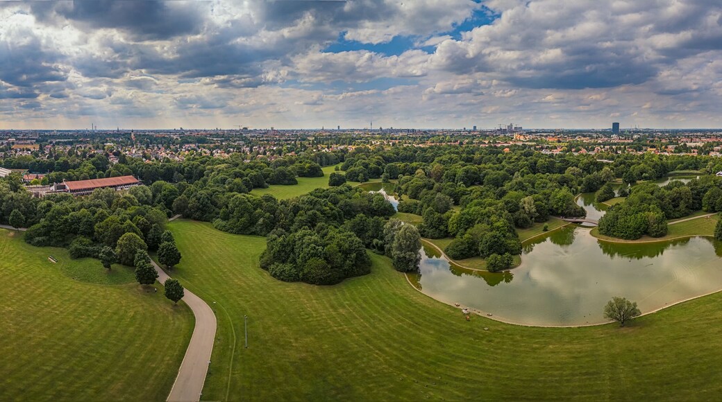 Ostpark München, ein grüner Park mit See im Inneren im Sommer