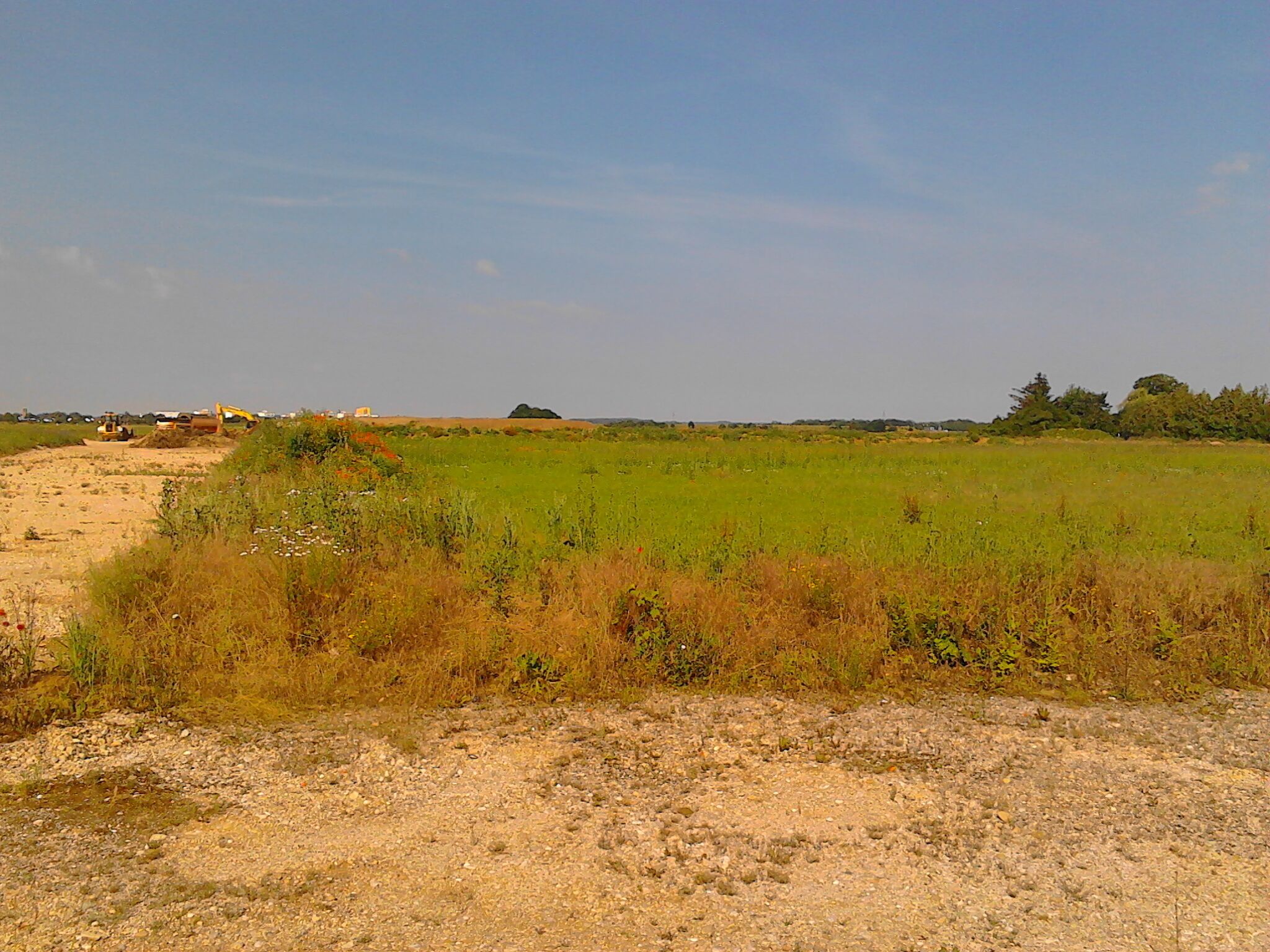 Foto aus dem Baugebiet des neuen Münchner Stadtteils Freiham-Nord zum Zeitpunkt der Erschließung im Juni 2015 vor dem Beginn der eigentllichen Bauarbeiten (bis auf archäologische Ausgrabungen).