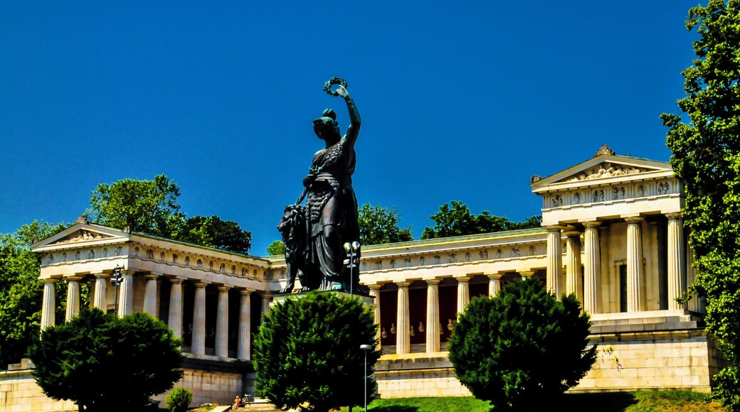 Die Bavariaoberhalb der Theresien Wiese ist die weibliche Symbolgestalt Bayerns. Die 18,5 m hohe Statue wurde von Schwanthaler geschaffen und 1850 eingeweiht. Die Figur ist innen hohl und ein Treppe führt bis in der Kopf. Dort befindet sich ein kleiner Raum mit drei Öffnungen für den Ausblick.