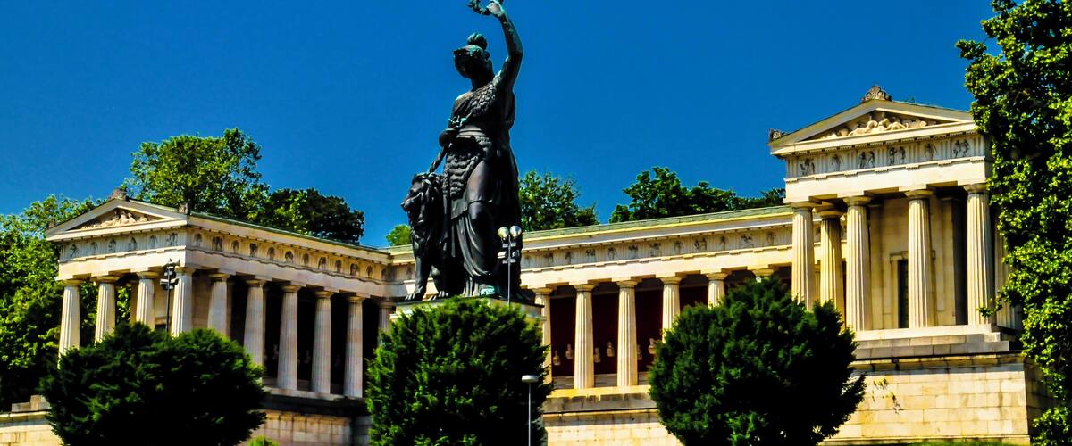 Die Bavariaoberhalb der Theresien Wiese ist die weibliche Symbolgestalt Bayerns. Die 18,5 m hohe Statue wurde von Schwanthaler geschaffen und 1850 eingeweiht. Die Figur ist innen hohl und ein Treppe führt bis in der Kopf. Dort befindet sich ein kleiner Raum mit drei Öffnungen für den Ausblick.