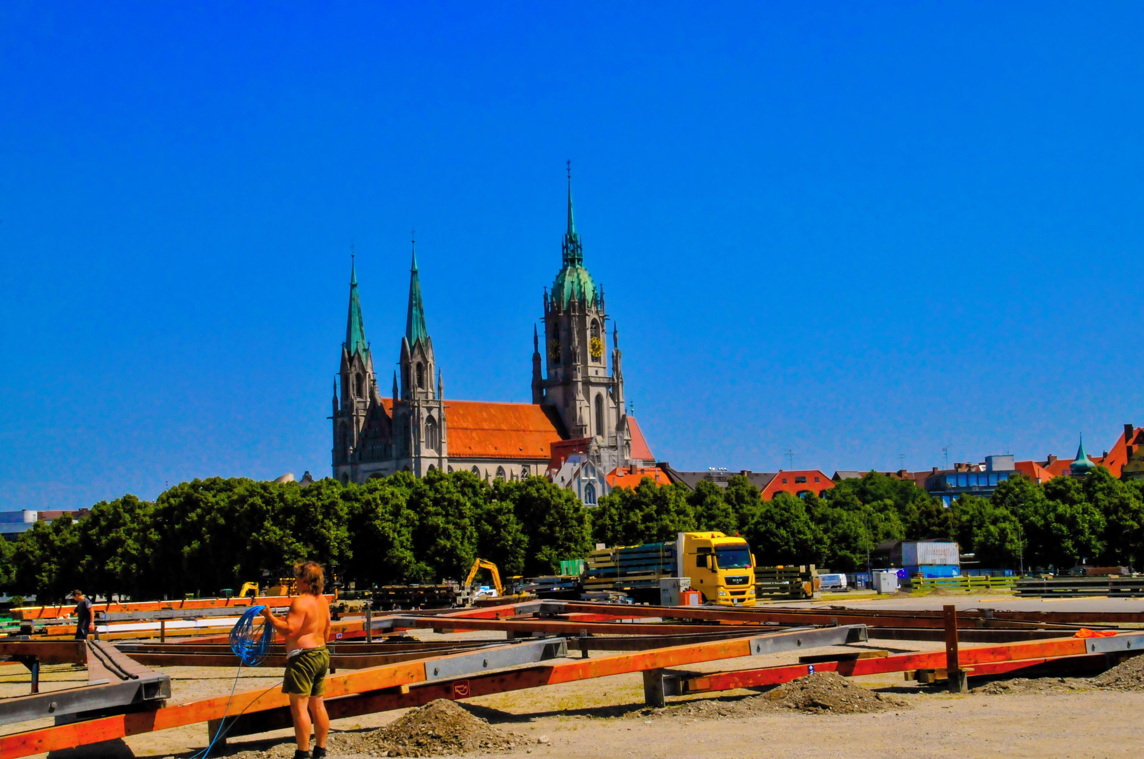 Aufbau der „Wiesn“ in München. 3 Monate Arbeit und dann tobt hier das größte Volksfest der Welt.
