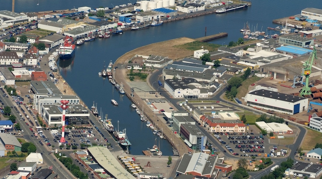 Der Fischereihafen Bremerhafen mit Fischereihafen-Oberfeuer, Blick von Ost, unten das "Schaufenster Fischereihafen" Fotoflug vom Flugplatz Nordholz-Spieka über Cuxhaven und Wilhelmshaven