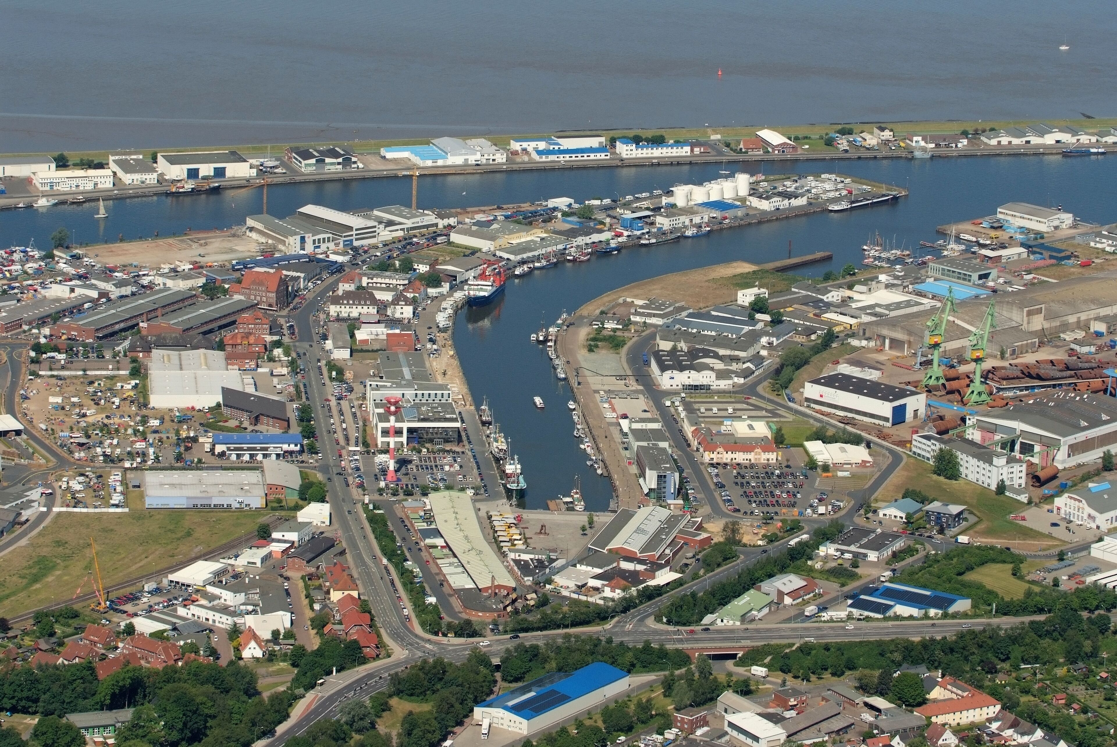 Der Fischereihafen Bremerhafen mit Fischereihafen-Oberfeuer, Blick von Ost, unten das "Schaufenster Fischereihafen" Fotoflug vom Flugplatz Nordholz-Spieka über Cuxhaven und Wilhelmshaven