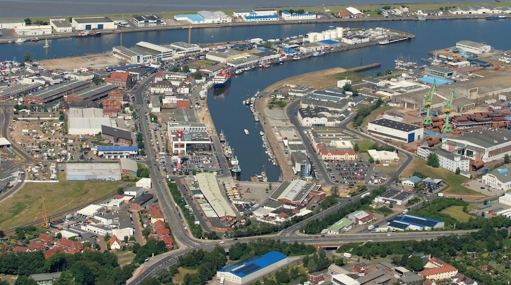 Der Fischereihafen Bremerhafen mit Fischereihafen-Oberfeuer, Blick von Ost, unten das "Schaufenster Fischereihafen" Fotoflug vom Flugplatz Nordholz-Spieka über Cuxhaven und Wilhelmshaven