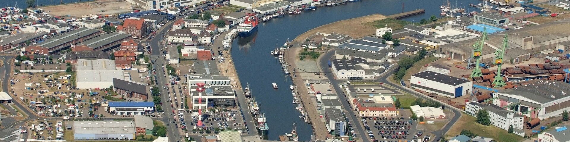Der Fischereihafen Bremerhafen mit Fischereihafen-Oberfeuer, Blick von Ost, unten das "Schaufenster Fischereihafen" Fotoflug vom Flugplatz Nordholz-Spieka über Cuxhaven und Wilhelmshaven