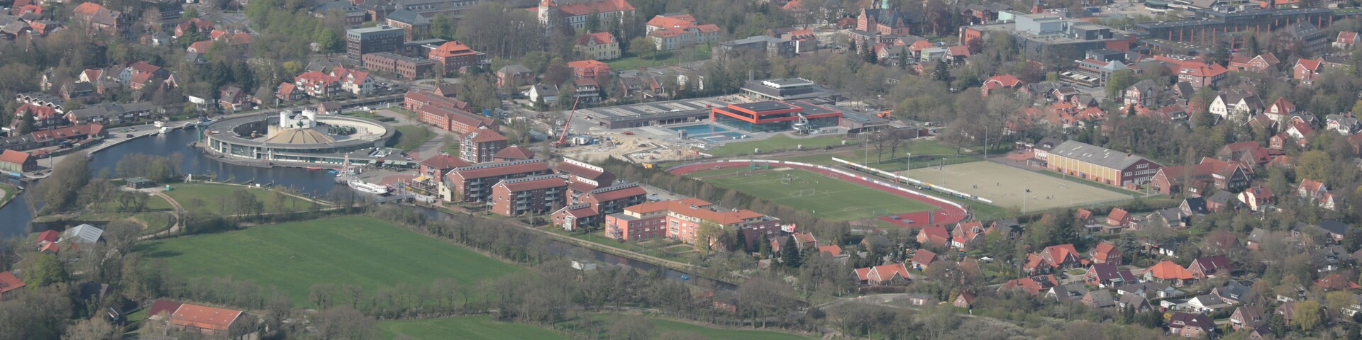 Fotoflug von Nordholz-Spieka nach Oldenburg und Papenburg This photo was taken by Alchemist-hp. If you use one of my photos, an email (account needed) or a message or direct to: my email account would be greatly appreciated. Please note the license terms. Other licensing terms can get discussed, too. This file is copyrighted and has been released under a license which is incompatible with Facebook's licensing terms. It is not permitted to upload this file to Facebook.