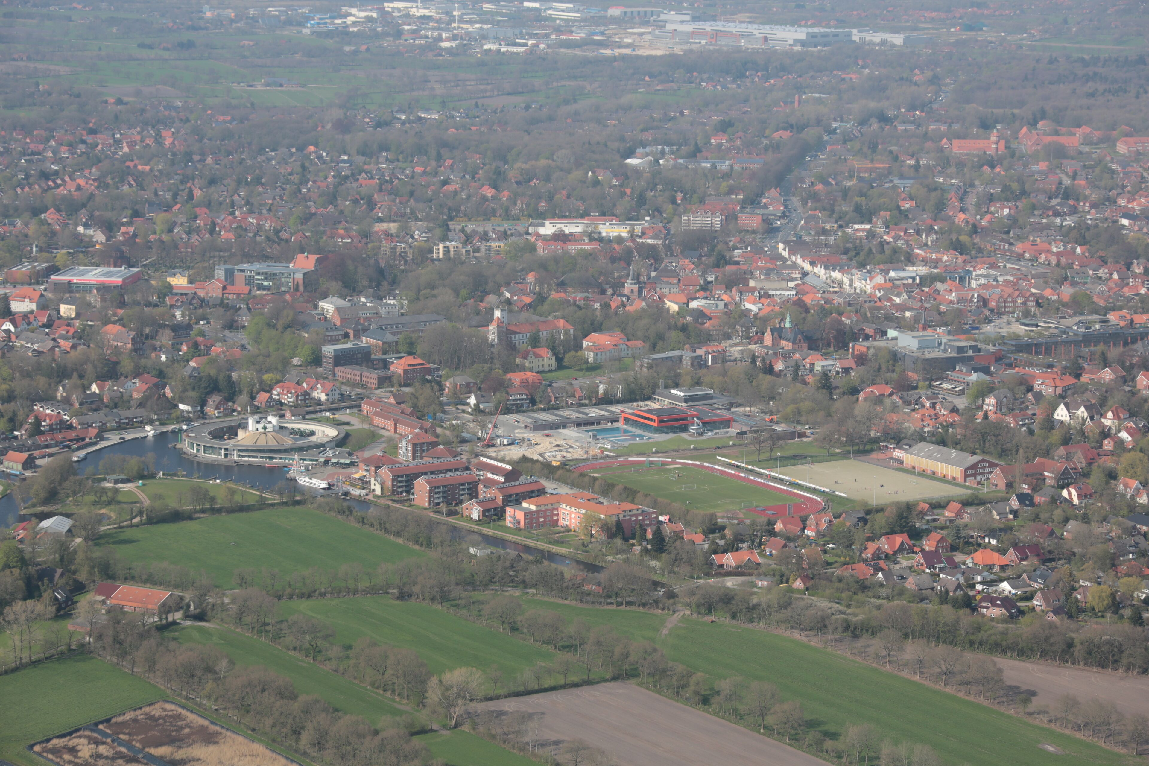Fotoflug von Nordholz-Spieka nach Oldenburg und Papenburg This photo was taken by Alchemist-hp. If you use one of my photos, an email (account needed) or a message or direct to: my email account would be greatly appreciated. Please note the license terms. Other licensing terms can get discussed, too. This file is copyrighted and has been released under a license which is incompatible with Facebook's licensing terms. It is not permitted to upload this file to Facebook.