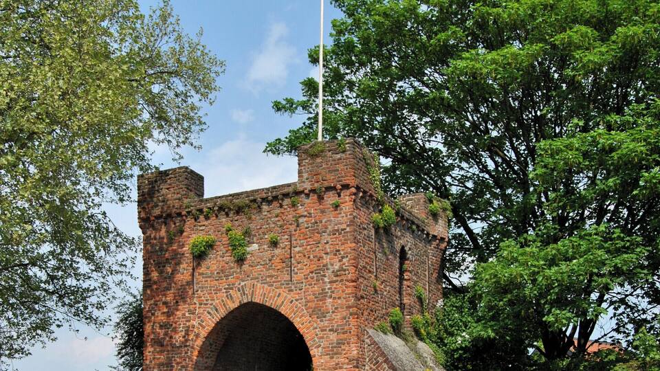 Krefeld (North Rhine-Westphalia, Germany) – Linn Castle – castle gate
