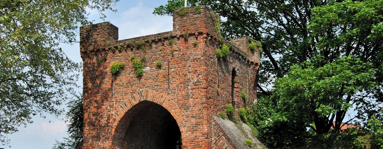 Krefeld (North Rhine-Westphalia, Germany) – Linn Castle – castle gate