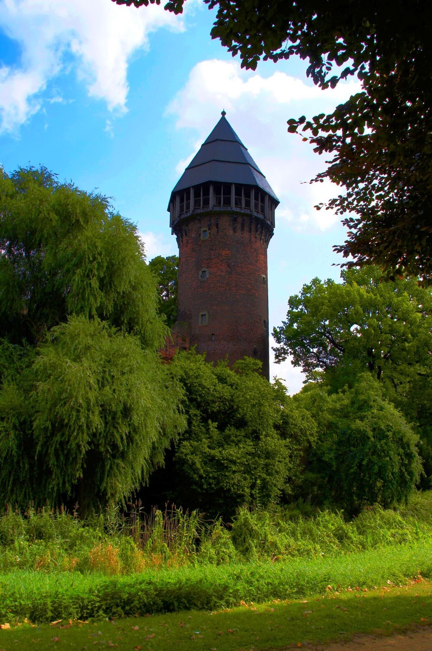 Die Anfänge der Burg gehen auf ein Anlage aus dem 12. Jahrhundert zurück. Da wurde ein Wohn und Wehrturm von etwa 8,5 m x 14 m errichtet. Erbaut wurde es von den Edelherren Otto und Gerlachus von Lynn. Diese Anlage wurde da erbaut, wo vorher sich ein ehemaligen Motte mit Wassergraben und Palisadenzaun befunden hatte. Danach wurde Burg kontinuierlich ausgebaut. Im Jahre 1188 verkaufte Otto von Linn das Erbgut an den Erzbischof von Heinsberg, behielt die Burg aber als Lehen. Zwischen 1195 und 1250 wurde die Anlage immer weiter zur wehrhaften Anlage ausgebaut. Unter Heinrich von Strünkede, Amtmann der Mechthild von Kleve begann das Raubrittertum in Linn und endete erst, als die Burg von kurkölnischen Truppen gestürmt wurde. Seit 1924 gehört die gesamte Anlage der Stadt Krefeld. Nach dem 2. Weltkrieg wurde die Burg restauriert und konserviert. Die noch heute erhaltene Teile der Burg, stammen aus dem 13. Jahrhundert. Ein Besuch der Burg, des Ortes Linn und des Museums ist ein wirklich zu empfehlender Wochenendausflug. Johannes Heribert Pohl.