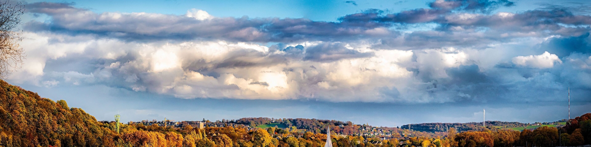 Panorama mit Wolkenformation am Baldeneysee in Essen