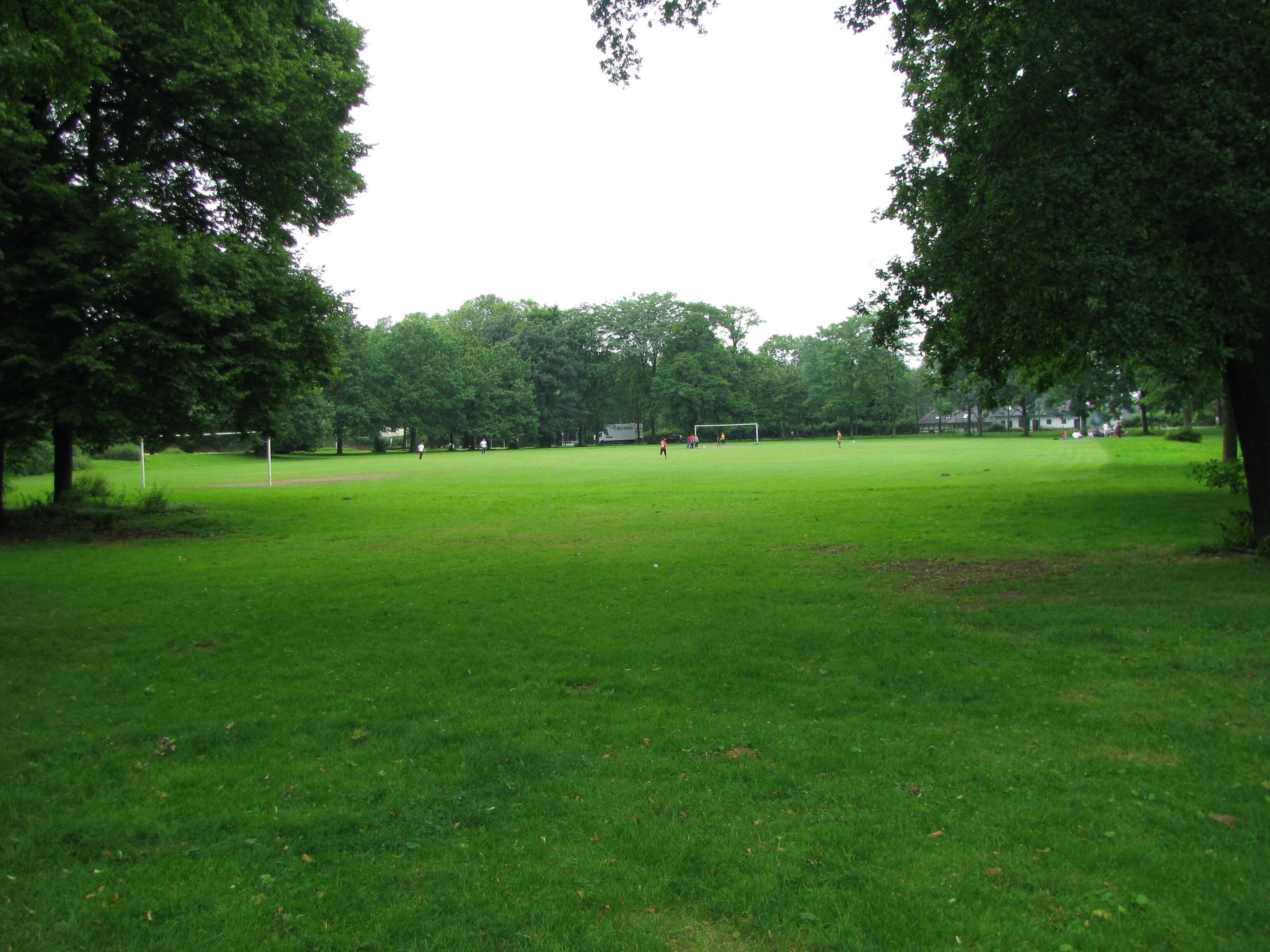 im Buchheimer Teil der Merheimer Heide gibt es ein Fußballspielfeld
