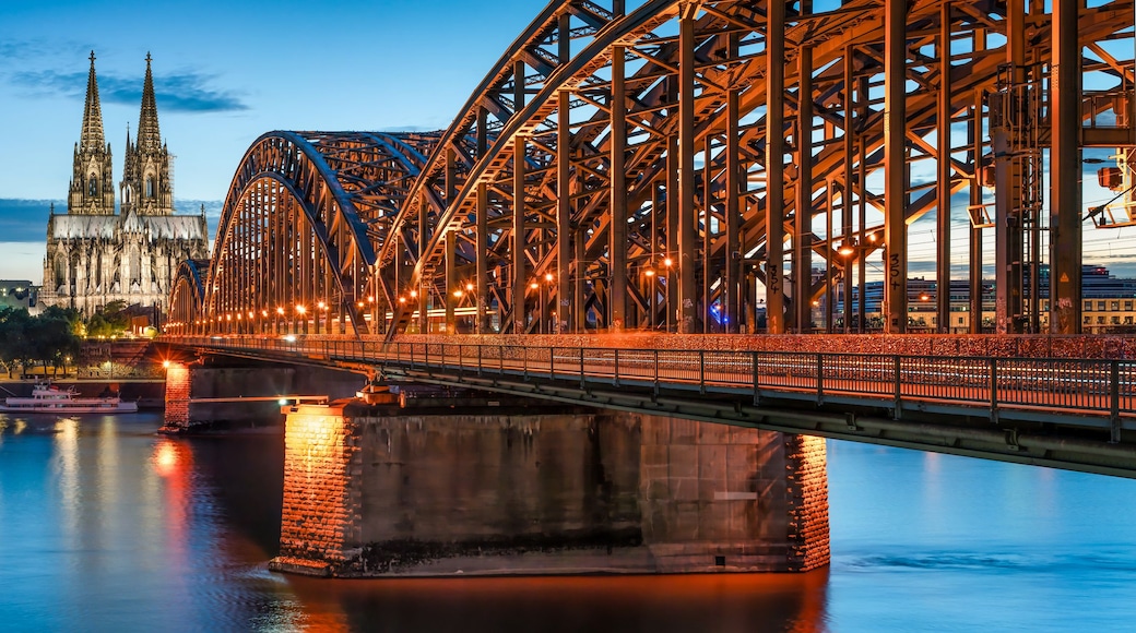Eine Brücke mit einer gotischen Kathedrale im Hintergrund.