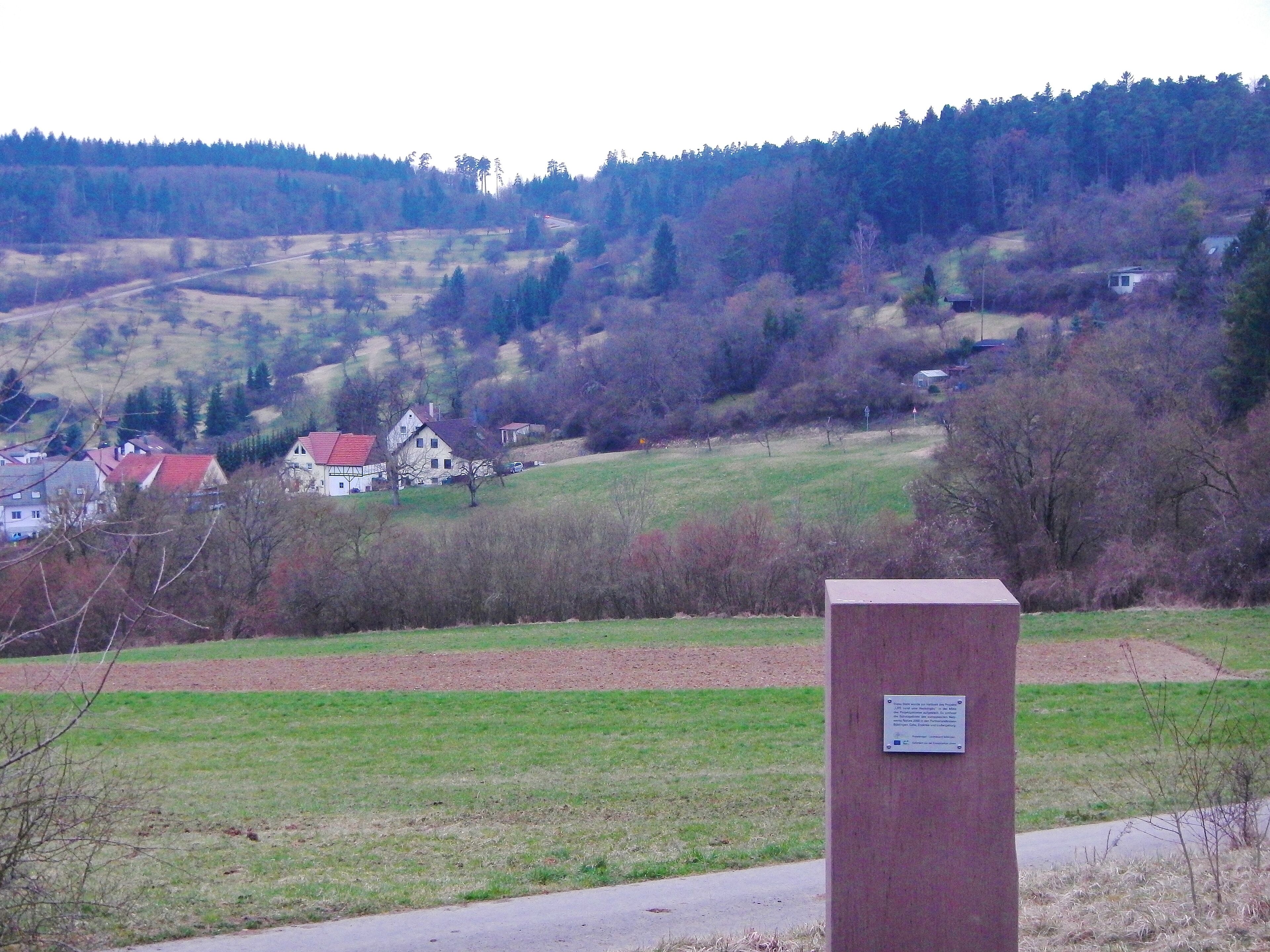 Diese Stele wurde zur Halbzeit des Projekts "LIFE rund ums Heckengäu" in der MItte des Projektgebietes aufgestellt. Es umfasst die Schutzgebiete des europaweiten Netzwerks Natura 2000.