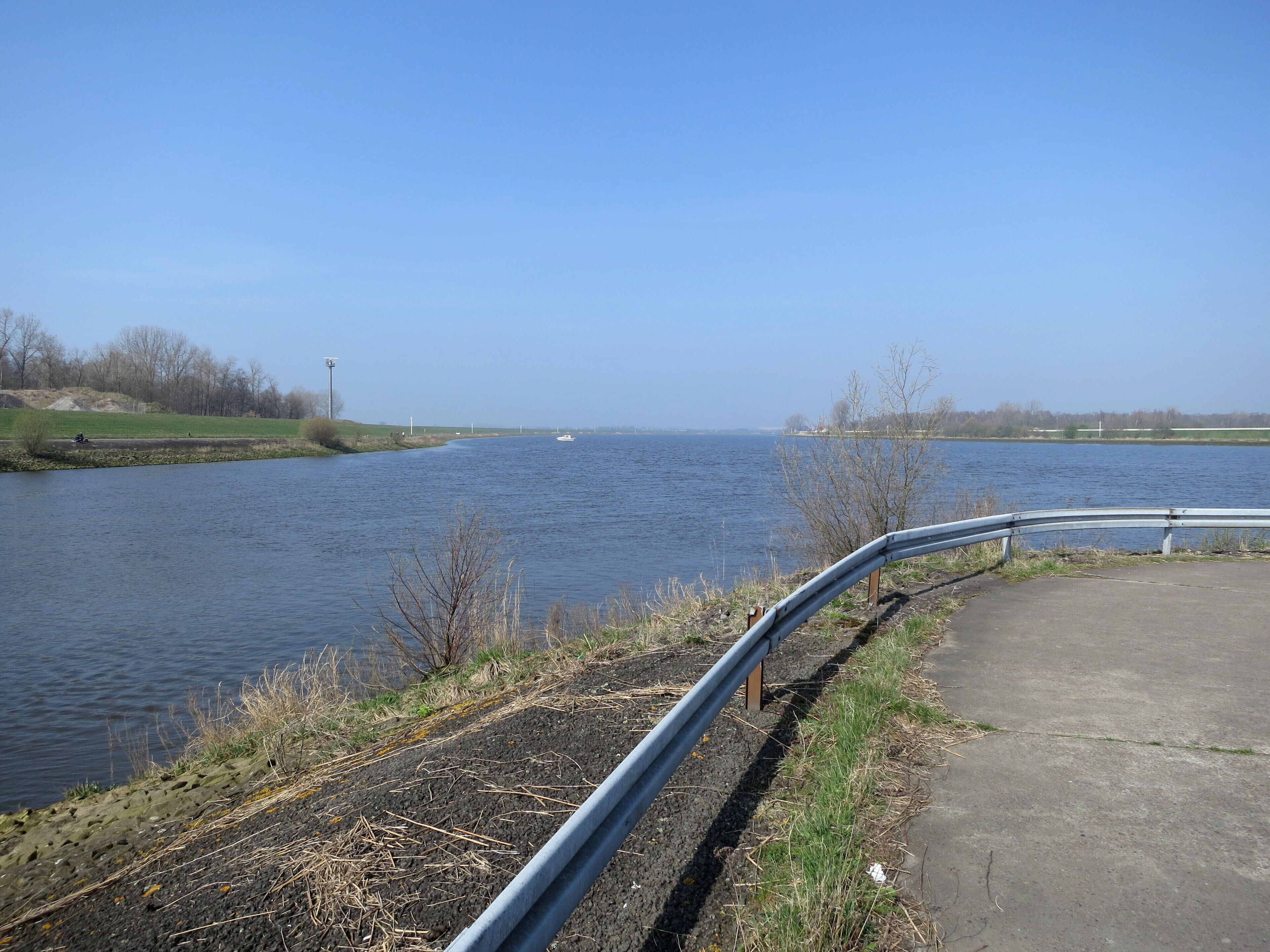 Mündung der Ochtum (von links) in die Weser