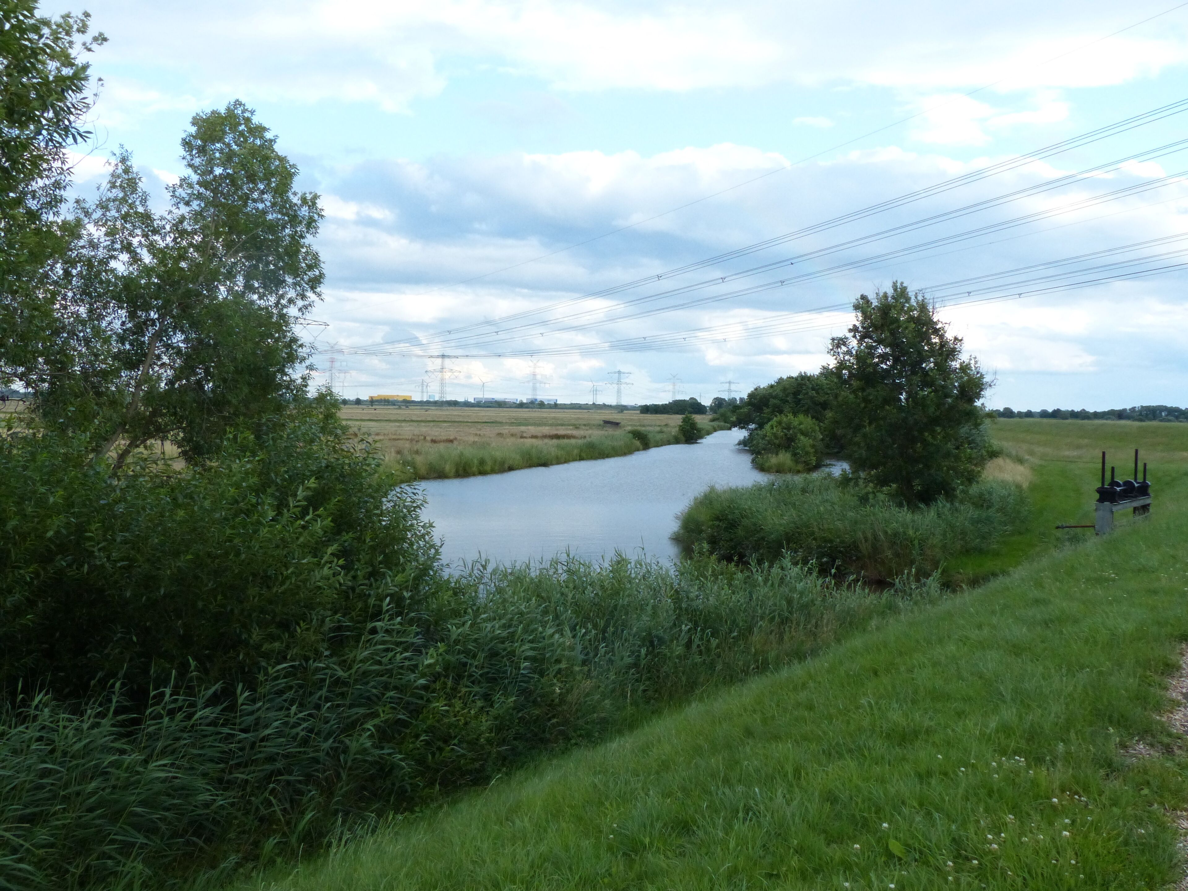 Blick vom Niedervielander Ochtumdeich nach Südosten: Armaturen des Neuenbrookssiels, Verbindungskanal Mühlenhaus