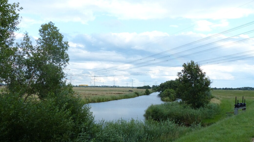 Blick vom Niedervielander Ochtumdeich nach Südosten: Armaturen des Neuenbrookssiels, Verbindungskanal Mühlenhaus
