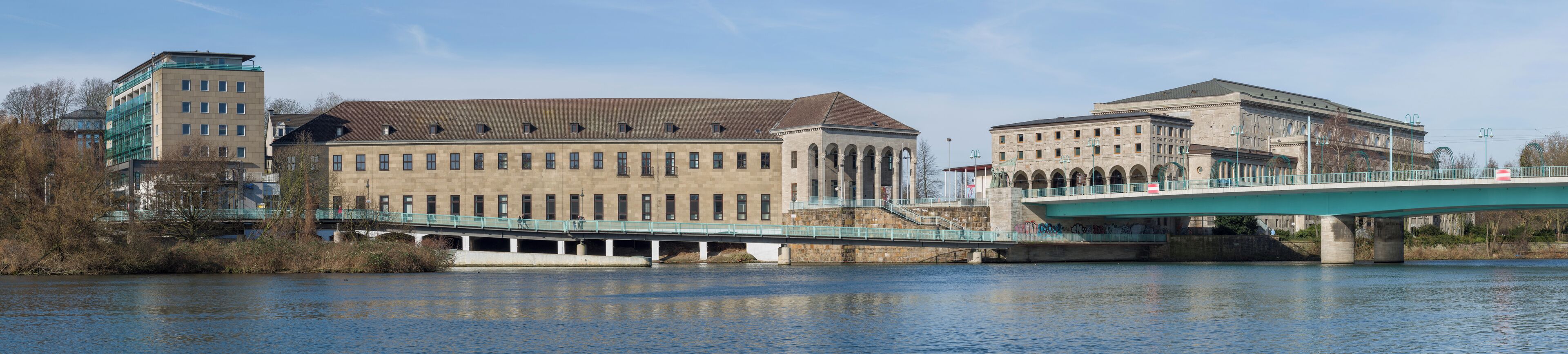 Eine Brücke über einem Fluss, flankiert von Gebäuden.