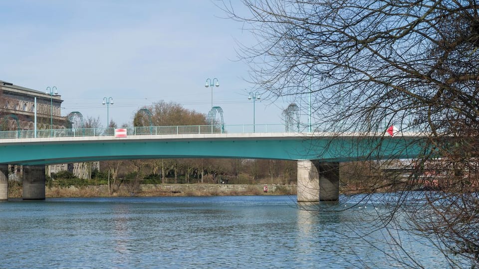 Uferensemble mit RWW-Verwaltung, Stadthalle und Schlossbrücke in Mülheim an der Ruhr