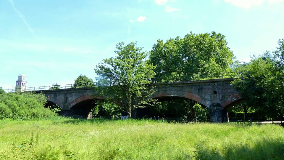 Mülheim an der Ruhr – Eisenbahnbrücke an der Müga im "Ruhestand"