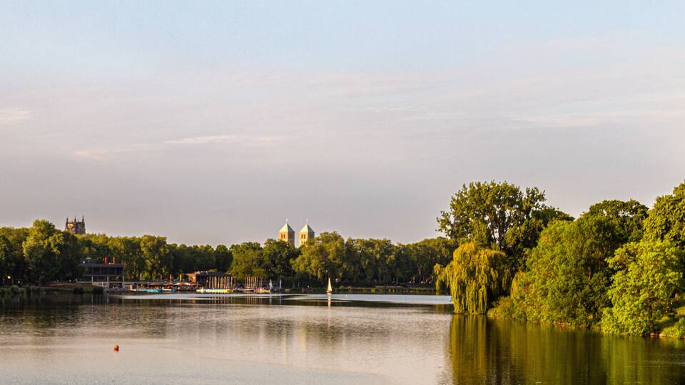 Aasee von Münster mit Münsteraner Dom im Hintergrund, Münster, Münsterland, Westfalen, NRW, Westdeutschland, Mitteleuropa, Europa