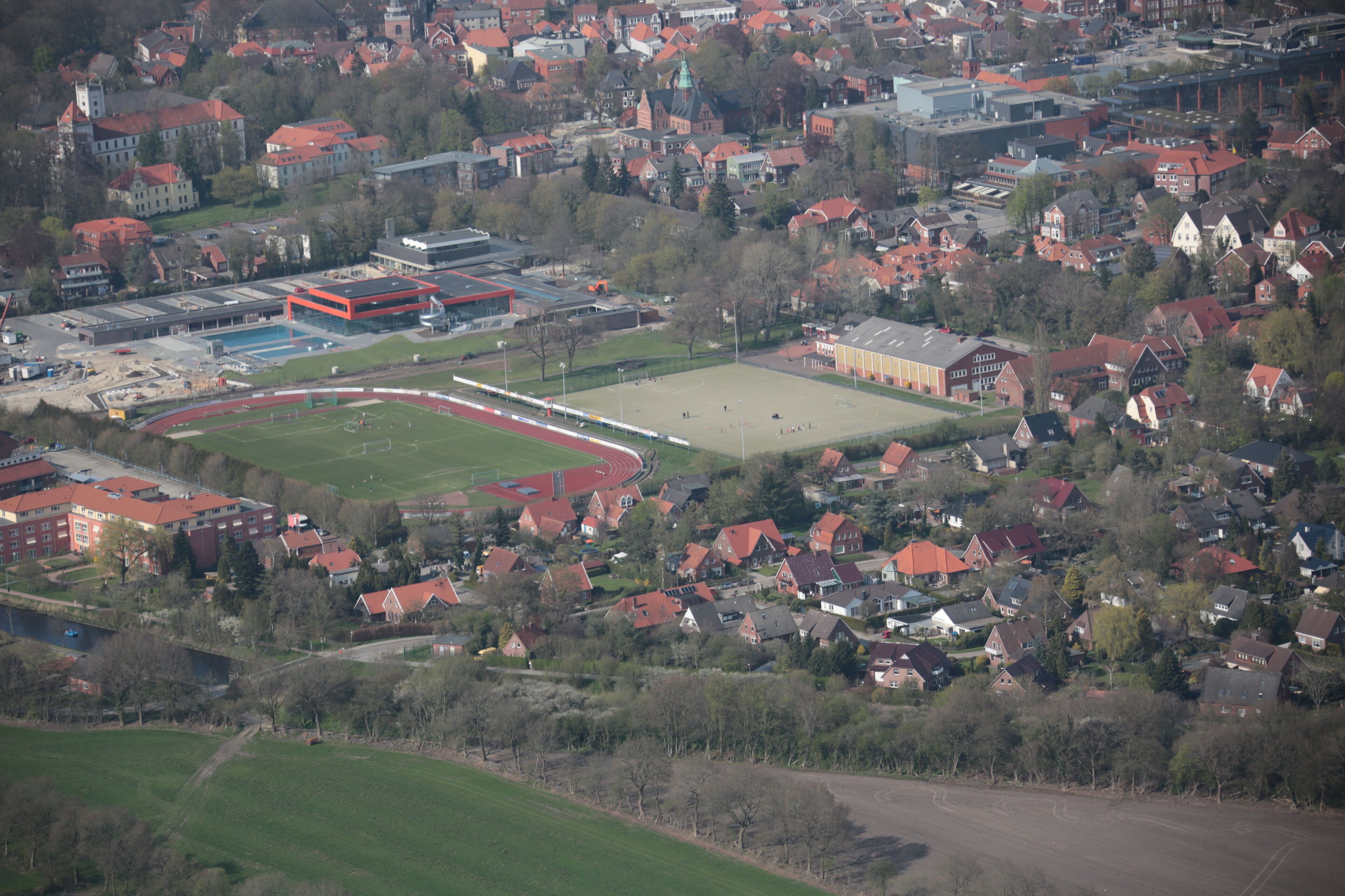 Fotoflug von Nordholz-Spieka nach Oldenburg und Papenburg This photo was taken by Alchemist-hp. If you use one of my photos, an email (account needed) or a message or direct to: my email account would be greatly appreciated. Please note the license terms. Other licensing terms can get discussed, too. This file is copyrighted and has been released under a license which is incompatible with Facebook's licensing terms. It is not permitted to upload this file to Facebook.