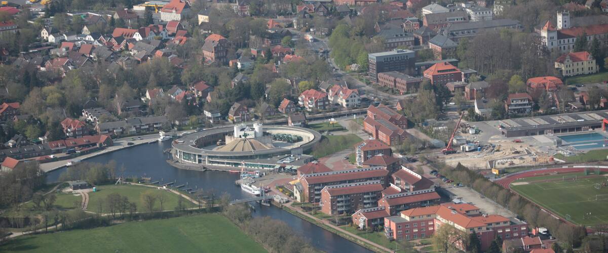 Fotoflug von Nordholz-Spieka nach Oldenburg und Papenburg This photo was taken by Alchemist-hp. If you use one of my photos, an email (account needed) or a message or direct to: my email account would be greatly appreciated. Please note the license terms. Other licensing terms can get discussed, too. This file is copyrighted and has been released under a license which is incompatible with Facebook's licensing terms. It is not permitted to upload this file to Facebook.