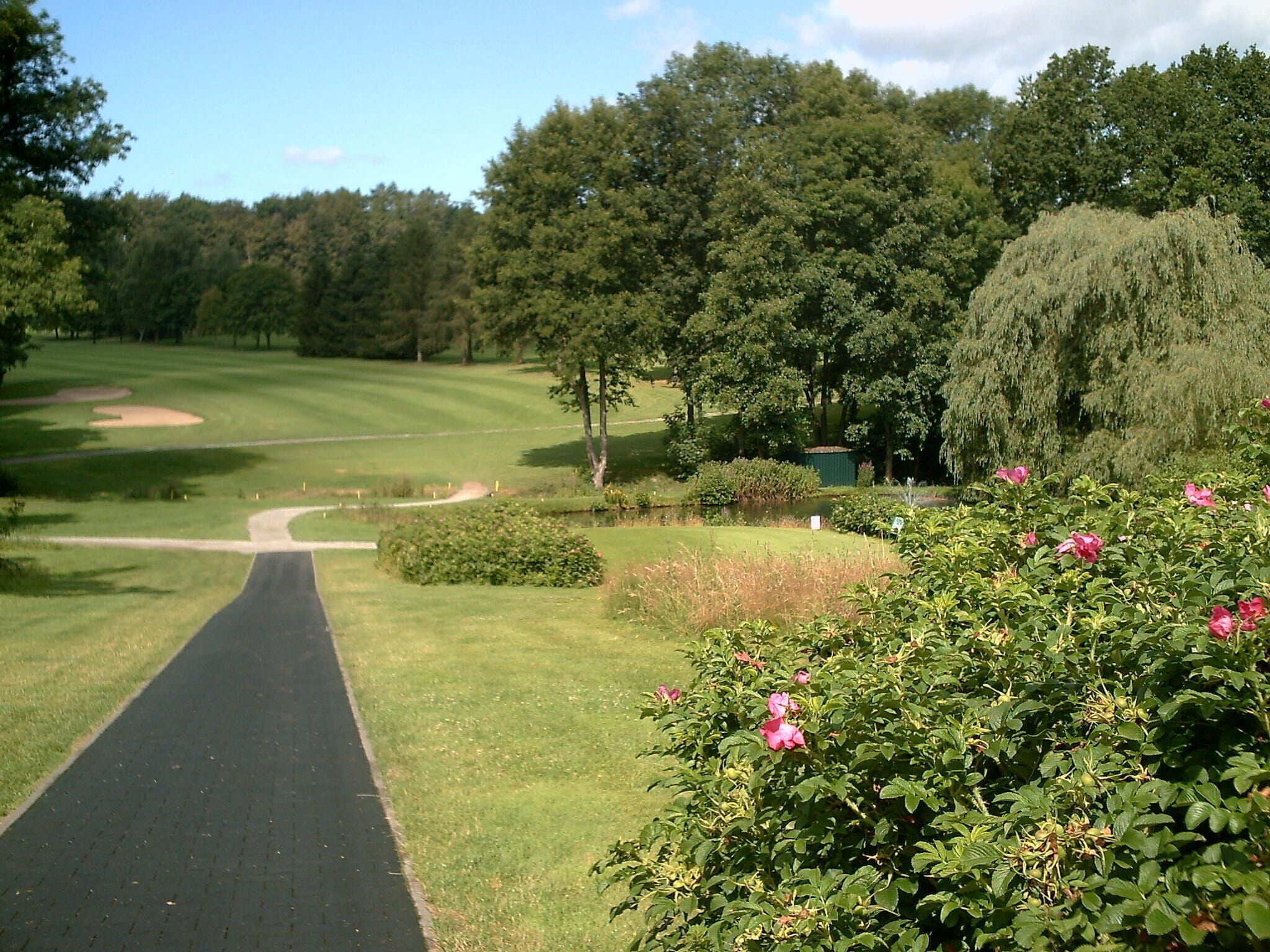 Hole 1 (Par-5) on the course of the Lippischer Golfclub in Cappel (Blomberg), Germany