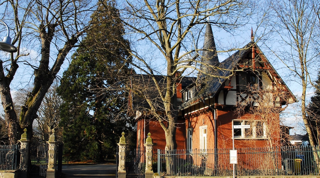 Monument zone Villa Padjarkan: so called Pförtnerhof, brick building with a round tower at the entrance to the property, about 1891