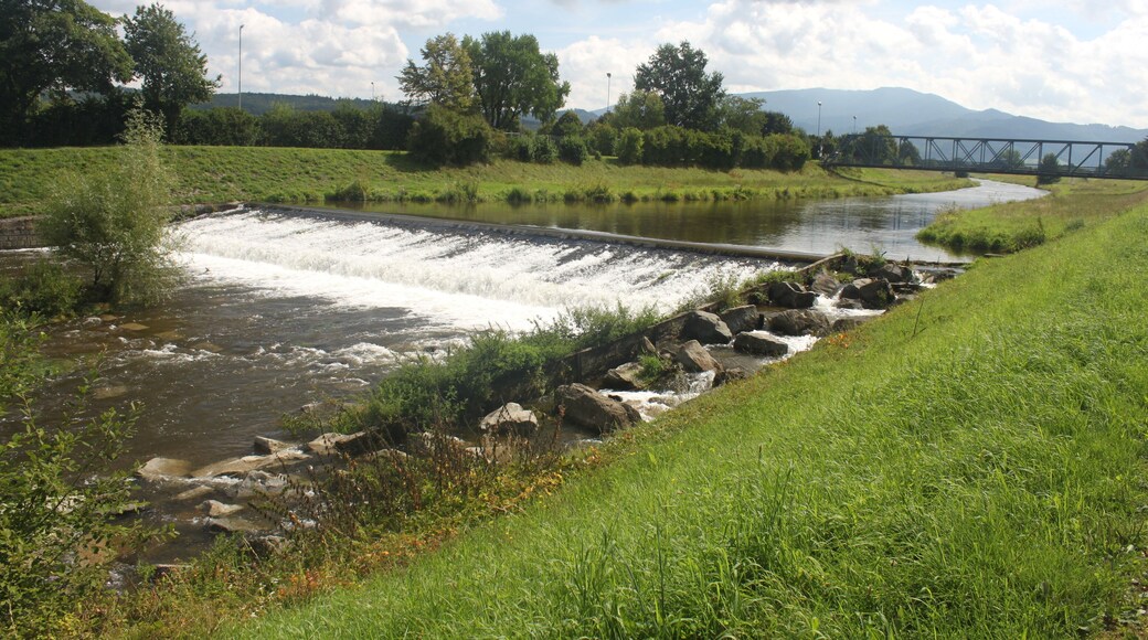 Wassermer Wehr (Elz bei Emmendingen), im Hintergrund die Wiesenbrücke und der Kandel