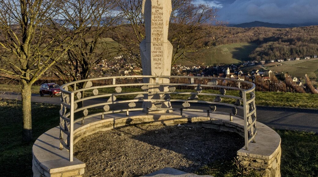 Denkmal auf dem Batzenberg Inschrift. Weinbau am Batzenberg vor der Reblaus gerettet durch Propfrebe, Winzerfleiss und des Landes Hilfe